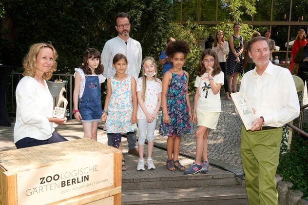 Steffi Lemke and Andreas Knieriem with the award winners at the presentation of the Species Conservation Award 2022 at Berlin Zoo Berlin, 05 07 2022 Foto:xT.xBartillax xFuturexImage