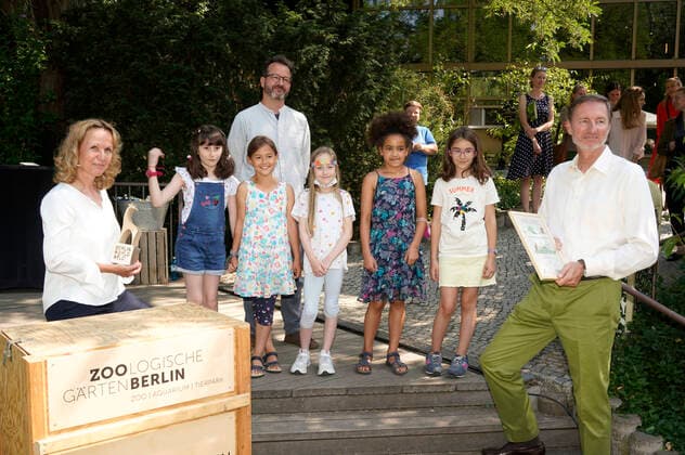 Steffi Lemke and Andreas Knieriem with the award winners at the presentation of the Species Conservation Award 2022 at Berlin Zoo Berlin, 05 07 2022 Foto:xT.xBartillax xFuturexImage