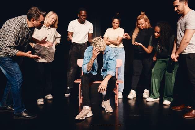 Creative Highlights Symbolbilder Distraught man scratching head while sitting amidst angry multiracial actors on stage Sweden, Stockholm, model released, property released Copyright: xMaskotx , MA93152 MA93152
