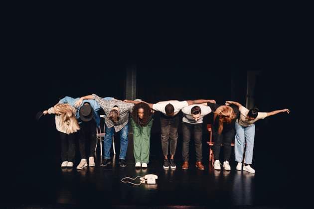 IMAGO Creative: Lokalhelden - Kunst und Kultur Full length of multiracial male and female artists bowing together on stage Sweden, Stockholm, model released, property released Copyright: xMaskotx , MA93162 MA93162