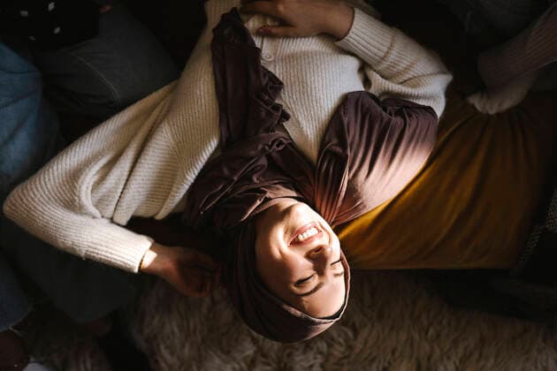 Creative Highlights Symbolbilder Smiling young woman with eyes closed lying by friends on sofa at home Sweden, Gothenburg, model released, property released Copyright: xMaskotx , MA93341 MA93341
