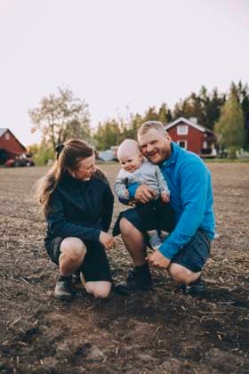 Creative Highlights Symbolbilder Parents with toddler son crouching at farm during sunset Sweden, Skane, model released, property released Copyright: xMaskotx , MA94432 MA94432