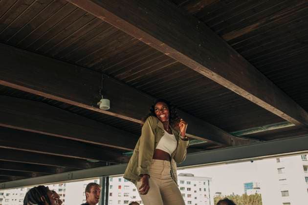 IMAGO Creative: Momentaufnahmen Happy young woman dancing by friends below bridge Sweden, Stockholm, model released Copyright: xMaskotx , MA94631 MA94631