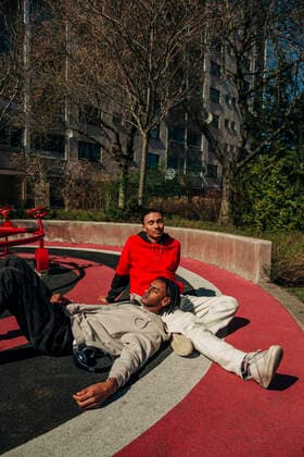 Creative Highlights Symbolbilder Man relaxing on male friend s lap in playground on sunny day Sweden, Stockholm, model released Copyright: xMaskotx , MA94700 MA94700