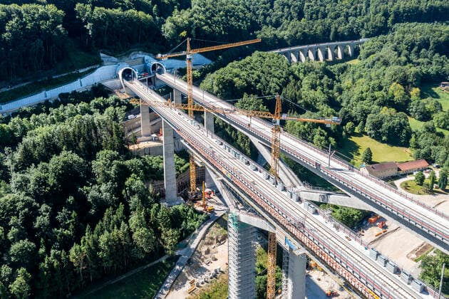 Bilder des Jahres 2022, News 07 Juli News Themen der Woche KW27 News Bilder des Tages Eine der höchsten Eisenbahnbrücken in Deutschland ist fertig gebaut. Die rund 500 Meter lange Filstalbrücke ist Teil der künftigen Hochgeschwindigkeitsstrecke Stuttgart - Ulm. Die 85 Meter hohe Brücke ist nach Bahnangaben die dritthöchste Eisenbahnbrücke in Deutschland. Im Dezember 2022 rollen hier die ersten Züge. Links das Portal zum 4847 Meter langen Steinbühltunnel hinauf auf die Schwäbische Alb. Darunter der Albaufstieg im Zuge der Autobahn A8 mit der markanten Malakoffbrücke. 05.07.2022: Deutschland, Baden-Württemberg, Mühlhausen im Täle. *** One of the highest railroad bridges in Germany has been completed The approximately 500-meter-long Filstal Bridge is part of the future high-speed line Stuttgart Ulm Accordi