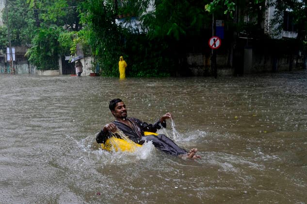 News Themen der Woche KW27 News Bilder des Tages Monsoon In Mumbai A boy floats with an inflated tube in a flooded street due to heavy rainfall in Kolkata, India, 05 July, 2022. Mumbai India  Copyright: xIndranilxAdityax originalFilename: aditya-notitle220705_nphr3.jpg