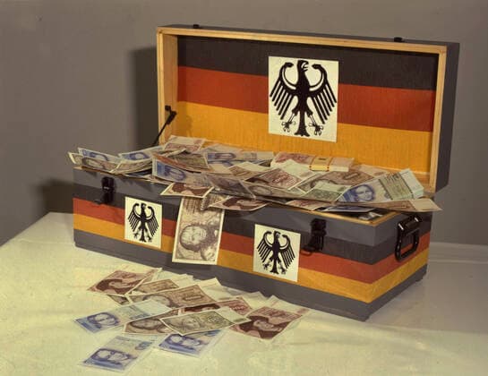 Menschen,Orte und Ereignisse im Jahr 1989-90 Dortmund. Symbolbild Geld.Staatshaushalt Viel Geld in DM. 1990 NRW *** People,places and events in 1989 90 Dortmund symbol picture money state budget much money in DM 1990 NRW