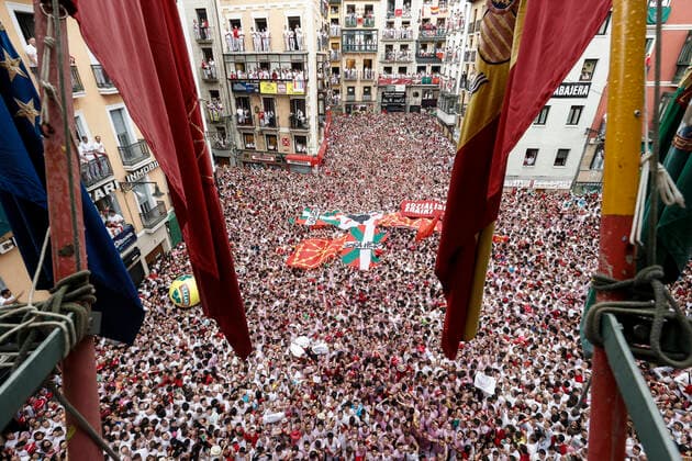 Bilder des Jahres 2022, News 07 Juli News Themen der Woche KW27 People enjoy in the Consistorial Square of Pamplona, Navarra, northern of Spain on 06 July 2022 during the chupinazo that marks the begining of the Sanfermines Fest. Begining of Sanfermines Fest !ACHTUNG: NUR REDAKTIONELLE NUTZUNG!  Copyright: xJesusxDigesx GRAF4138 20220706-2b6de88ed33e979616425785ed25bb744925f4d4