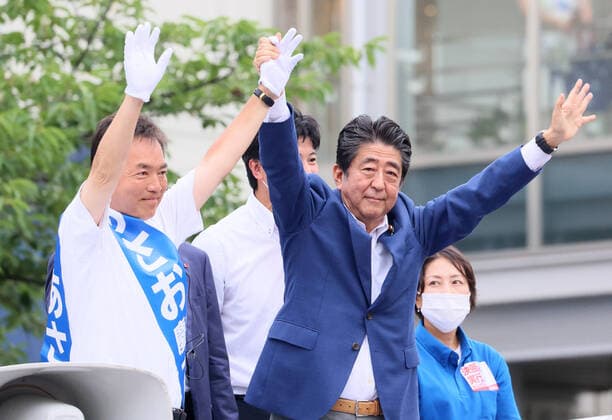 Bilder des Jahres 2022, News 07 Juli News Themen der Woche KW27 July 6, 2022, Yokohama, Japan - Former Japanese Prime Minister Shinzo Abe (C) raises arms with the ruling Liberal Democratic Party candidate Keiichiro Asao (L) after he delivered a campaign speech for the Upper House election in Yokohama, suburban Tokyo on Wednesday, July 6, 2022. The Upper House election will be held on July 10.  , aflo_192824600.jpg,