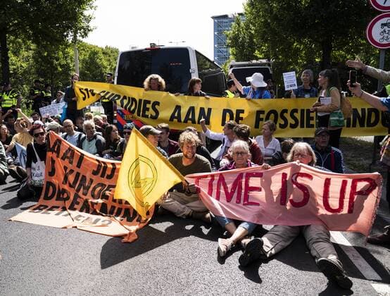 News Themen der Woche KW27 News Bilder des Tages 2022-07-06 12:00:58 THE HAGUE - Climate action group Extinction Rebellion is blocking the Utrechtsebaan on the A12, which runs past the temporary House of Representatives. With the action, the group is demanding an immediate stop to subsidies for oil, coal and gas. ANP BART MAAT netherlands out - belgium out *** 2022 07 06 12 00 58 THE HAGUE Climate action group Extinction Rebellion is blocking the Utrechtsebaan on the A12, which runs past the temporary House of Representatives With the action, the group is demanding an immediate stop to subsidies for oil, coal and gas ANP BART MAAT netherlands out belgium out  Copyright: xx x451394679x originalFilename: 451394679.jpg