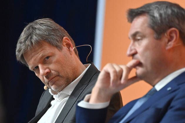 News Themen der Woche KW27 News Bilder des Tages v.re:Markus SOEDER (Ministerpraesident Bayern und CSU Vorsitzender),Robert HABECK (Bundeswirtschaftsminister). Portraet,Portrait,Porträt,skeptisch, Eroeffnung Internationale Handwerksmesse IHM Muenchen am 06.07.2022 *** v re Markus SOEDER Ministerpraesident Bavaria and CSU chairman ,Robert HABECK Federal Minister of Economics Portraet,Portrait,portrait,skeptical, Eroeffnung Internationale Handwerksmesse IHM Muenchen am 06 07 2022