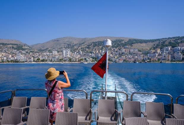 Saranda, Albanien - Badeort Saranda an der Albanischen Riviera. Faehre faehrt von Saranda nach Korfu Griechenland. Saranda Saranda Albanien *** Saranda, Albania seaside resort Saranda on the Albanian Riviera ferry from Saranda to Corfu Greece Saranda Saranda Albania