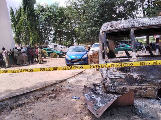 Bilder des Jahres 2022, News 07 Juli News Themen der Woche KW27 (220706) -- ABUJA, July 6, 2022 -- Photo taken on July 6, 2022 shows a damaged vehicle at the site of an attack on a prison in Abuja, Nigeria. At least 300 inmates were on the run while one inmate died and three others were injured during an attack on Tuesday by unidentified gunmen on a prison in Abuja, Nigeria s capital city, a senior official said on Wednesday. TO GO WITH 2nd LD Writethru: At least 300 inmates escape after armed attack on jail in Nigerian capital ( Handout via Xinhua) NIGERIA-ABUJA-PRISON-ATTACK NAN 