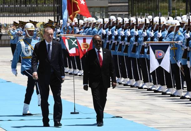 (220706) -- ANKARA, July 6, 2022 -- Turkish President Recep Tayyip Erdogan (L, Front) welcomes President of Somalia Hassan Sheikh Mohamud (R, Front) in Ankara, Turkey, on July 6, 2022. Turkish President Recep Erdogan met on Wednesday with his visiting Somalian counterpart Hassan Sheikh Mohamud in the capital Ankara to discuss regional security and humanitarian aid to the African country. (Photo by Xinhua) TURKEY-ANKARA-SOMALIA-PRESIDENT-VISIT MustafaxKaya 