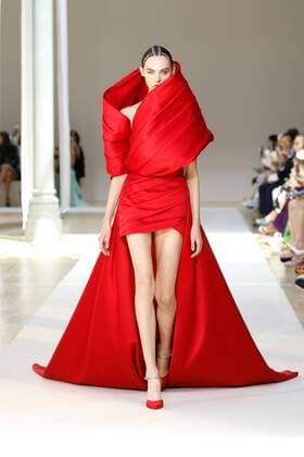 Entertainment Themen der Woche KW27 Entertainment Bilder des Tages (220706) -- PARIS , July 6, 2022 -- A model presents a creation from the Fall Winter 2022-2023 Haute Couture collection of Elie Saab during the Paris Fashion Week in Paris, France, on July 6, 2022. (Photo by Xinhua) FRANCE-PARIS-FASHION WEEK-ELIE SAAB-HAUTE COUTURE PieroxBiasion 
