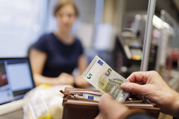 Barzahlung im Supermarkt. copyright: Ute Grabowsky photothek Radevormwald Deutschland *** Cash payment in supermarket copyright Ute Grabowsky photothek Radevormwald Germany Copyright: xUtexGrabowsky photothek.dex
