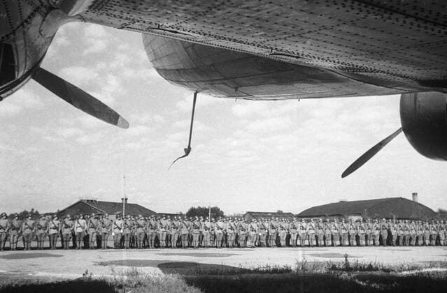 AIRBORNE LANDING AIRFIELD BOTTOM 1873 20.08.1945 Soviet airborne landing at the airfield in Harbin. Fedor Sputnik Harbin Manchzhuriya China  Copyright: xFedorx