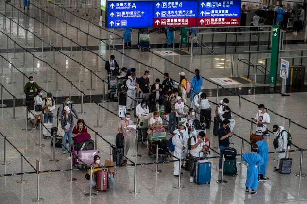 Coronavirus in China, Reisende am Flughafen in Hongkong Hong Kong Suspends Covid-19 Flight Bans Travellers waiting in line for shuttle bus to quarantine hotels inside Hong Kong International Airport on July 7, 2022 in Hong Kong, China. The Hong Kong Government announce that it will suspend the Covid-19 flight ban mechanism which ban flights carrying more than 5 Covid-19 positive passengers to fly to the city for five days. Hong Kong Hong Kong  Copyright: xVernonxYuenx originalFilename: yuen-hongkong220707_np2RC.jpg