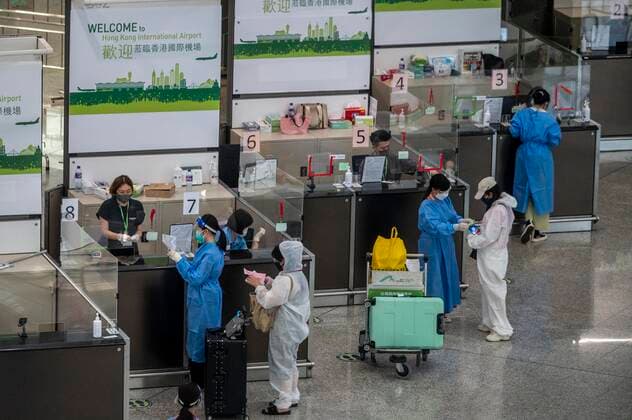 Coronavirus in China, Reisende am Flughafen in Hongkong Hong Kong Suspends Covid-19 Flight Bans Travellers sanding at a booth inside Hong Kong International Airport on July 7, 2022 in Hong Kong, China. The Hong Kong Government announce that it will suspend the Covid-19 flight ban mechanism which ban flights carrying more than 5 Covid-19 positive passengers to fly to the city for five days. Hong Kong Hong Kong  Copyright: xVernonxYuenx originalFilename: yuen-hongkong220707_nplan.jpg