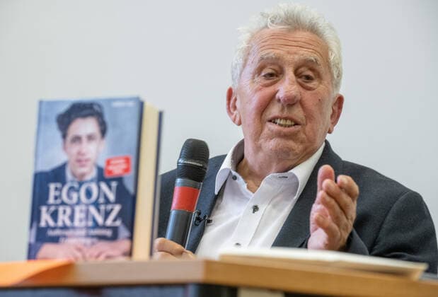 Egon Krenz, letzter SED-Generalsekretär, stellt Band I seiner Autobiografie vor, Berlin, 07.07.2022 Deutschland, 07.07.2022, Berlin, Friedrichshain, Egon Krenz, geb. 1937, letzter Generalsekretär der SED, stellt den ersten Teil seiner auf drei Bände angelegten Autobiografie vor, Titel Aufbruch und Aufstieg, edition ost, Eulenspiegel Verlagsgruppe, Lesung aus seinem Buch, Münzenbergsaal, *** Egon Krenz, last SED General Secretary, presents Volume I of his autobiography, Berlin, 07 07 2022 Germany, 07 07 2022, Berlin, Friedrichshain, Egon Krenz, born 1937, last General Secretary of the SED, presents the first part of his autobiography planned for three volumes, title Aufbruch und Aufstieg, edition ost, Eulenspiegel publishing group, readi