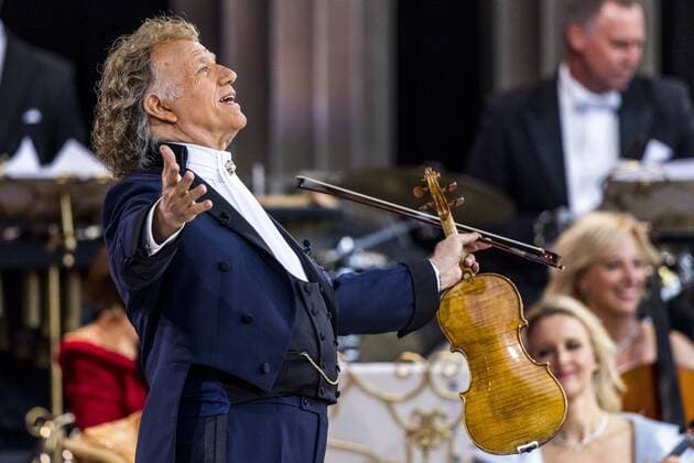 Bilder des Jahres 2022, Entertainment 07 Juli Entertainment Themen der Woche KW27 Entertainment Bilder des Tages 2022-07-07 21:09:05 MAASTRICHT - Violinist Andre Rieu during a concert at the Vrijthof. It is the start of a whole series of concerts on the Maastricht square. ANP KIPPA MARCEL VAN HOORN netherlands out - belgium out *** 2022 07 21 09 05 MAASTRICHT Violinist Andre Rieu during a concert at the Vrijthof It is the start of a whole series of concerts on the Maastricht square ANP KIPPA MARCEL VAN HOORN netherlands out belgium out  Copyright: xx x451462427x originalFilename: 451462427.jpg