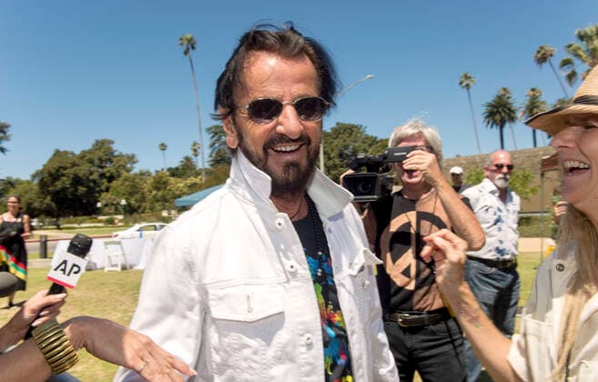 July 07, 2022 - Beverly Hills, California, USA - RINGO STARR celebrates his 82nd birthday with his Annual Peace & Love Birthday Celebration, this year held at Beverly Hills Garden Park. Beverly Hills USA - ZUMAce6_ 20220707_zaf_ce6_015 Copyright: xBrianxCahnx
