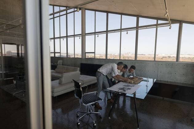 IMAGO Creative: Internationaler Tag der Architektur am 3. Oktober. Thema: Architektur zum Wohlfühlen Business colleagues looking at house model Side view of mixed race business colleagues looking at house model in modern office, model released, , property released, Cork, Ireland, 22.01.2019, 1231368.jpg, house, model, construction, design, architecture, windmill, blueprint, plan, document, analyzing, standing, discussing, looking, planning, office, workplace, desk, casual clothing, professional, business, businesswoman, businessman, colleagues, executive, associate, occupation, profession, innovation, strategy, skill, expertise, entrepreneur, corporate, company, career, creative smart, elegant, luxury, lifestyle, sophisticated, confident, smart, teamwork, together, team , start up business, start up, entrepreneur, small business Mid Adult