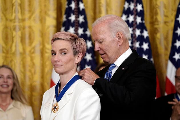 Bilder des Jahres 2022, News 07 Juli News Themen der Woche KW27 News Bilder des Tages July 7, 2022, Washington, District of Columbia, USA: United States President Joe Biden awards the Presidential Medal of Freedom to Megan Rapinoe, an Olympic gold medalist, two-time Women™s World Cup champion and advocate for gender pay equality, racial justice and LGBTQI+ rights, and sixteen other recipients in the East Room of the White House in Washington, DC on Thursday, July 7, 2022 Washington USA - ZUMAs152 20220707_zaa_s152_154 Copyright: xKenxCedenox-xPoolxviaxCNPx