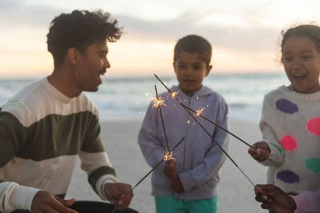Creative Highlights Symbolbilder Multiracial children holding sparklers enjoying with parents at beach against sky during sunset Multiracial children holding sparklers enjoying with parents at beach against sky during sunset. family lifestyle, weekend and entertainment., model released, , property released, Cape Town, South Africa, 10.11.2021, 3086861.jpg, people,multiracial,child,holding,sparkler,enjoying,parent,beach,sky,sunset,family,lifestyle,weekend,entertainment,sea,vacation,mother,ocean,summer,landscape,travel,leisure,young,sun,happy,together,coast,fun,outdoor,happiness,water,beautiful,daughter Young Adult,Man,Male,Mixed-Race,Child,Boy,Girl,Female