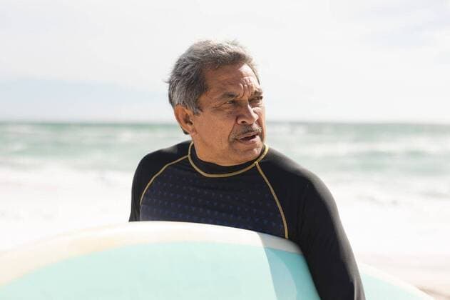 IMAGO Creative: Sport Dichotomien - Land und Wasser Retired biracial senior man looking away holding surfboard at beach against sky during sunny day Retired biracial senior man looking away holding surfboard at beach against sky during sunny day. water sport and active lifestyle., model released, , property released, Cape Town, South Africa, 10.11.2021, 3086972.jpg, people,retired,biracial,senior man,looking away,holding,surfboard,beach,sky,sunny day,water,sport,active lifestyle,sea,ocean,landscape,travel,vacation,summer,coast,nature,blue,tourism,outdoor,recreation,surfer,sand,view,sun,active,leisure,beautiful,tropical,senior,man,looking,away,sunny,day,lifestyle Senior,Elderly,Man,Male,Mixed-Race