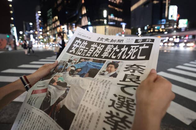 News Themen der Woche KW27 Copies of an extra edition of a newspaper are handed out in Tokyo s Yurakucho district on July 8, 2022 showing the news that Japan s former Prime Minister Shinzo Abe has died after being shot at an election campaign event in Nara earlier during the day. Abe was Japan s longest-serving prime minister holding the post up until 2020 before stepping down for health reasons.  , aflo_192969841.JPG,