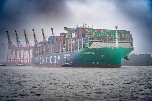 News Themen der Woche KW27 News Bilder des Tages Mit LNG-Flüssiggas-Schiff angetriebenes Containerschiff in Hamburg eingetroffen - Die mit 399 Metern Länge zu den größten Containerschiffen der Welt gehörende CMA CGM Rivoli erreicht den Hamburger Hafen -;Mit LNG-Flüssiggas-Schiff angetriebenes Containerschiff in Hamburg eingetroffen - Die mit 399 Metern Länge zu den größten Containerschiffen der Welt gehörende CMA CGM Rivoli erreicht den Hamburger Hafen -, Hamburg Hamburg Deutschland Elbe *** Container ship powered by LNG LNG ship arrived in Hamburg CMA CGM Rivoli, one of the largest container ships in the world with a length of 399 meters, arrived in the port of Hamburg Container ship powered by LNG LNG ship arrived in Hamburg CMA CGM Rivoli, one of the largest container ships i
