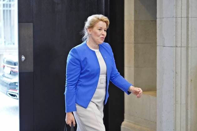 Franziska Giffey, SPD, Regierende Bürgermeisterin von Berlin 8.7.2022 Läuft an Kameras und Mikrofonen im Eingangsbereich des Bundesrates vorbei: Franziska Giffey, SPD, Regierende Bürgermeisterin von Berlin Berlin Bundesrat Berlin GER *** Franziska Giffey, SPD, Governing Mayor of Berlin 8 7 2022 Walks past cameras and microphones in the entrance area of the Bundesrat Franziska Giffey, SPD, Governing Mayor of Berlin Berlin Bundesrat Berlin GER