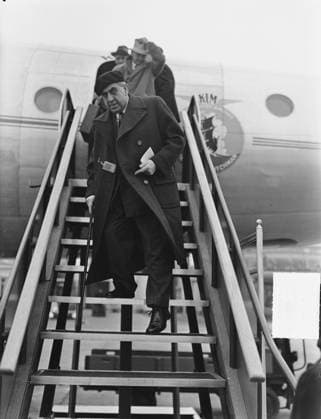 Anefo photo collection. Professor Ernst Reuter mayor of Berlin at Schiphol. March 8, 1951. Amsterdam, Noord-Holland Copyright: xpiemagsx pienatarchpart1270921-10674 !ACHTUNG AUFNAHMEDATUM GESCHÄTZT!