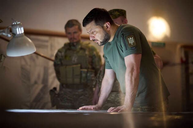 News Themen der Woche KW27 News Bilder des Tages July 8, 2022, Kryvyi Rih, Dnipropetrovsk region, Ukraine: Ukrainian President Volodymyr Zelenskyy, right, is briefed by a soldier on the military situation in the Dnipropetrovsk region, July 8, 2022 in Kryvyi Rih, Ukraine. Dnipropetrovsk has been under attack from advancing Russian forces. Kryvyi Rih Ukraine - ZUMAp138 20220708_zaa_p138_006 Copyright: xUkrainexPresidency UkrainianxPrex