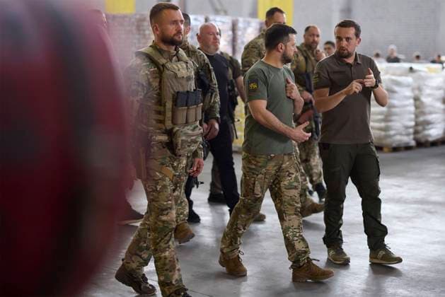 July 8, 2022, Dnipro, Dnipropetrovsk region, Ukraine: Ukrainian President Volodymyr Zelenskyy, tours a humanitarian aid distribution center at the Mechnikov Hospital, July 8, 2022 in Dnipro, Dnipropetrovsk, Ukraine. Dnipro Ukraine - ZUMAp138 20220708_zaa_p138_081 Copyright: xUkrainexPresidency UkrainianxPrex