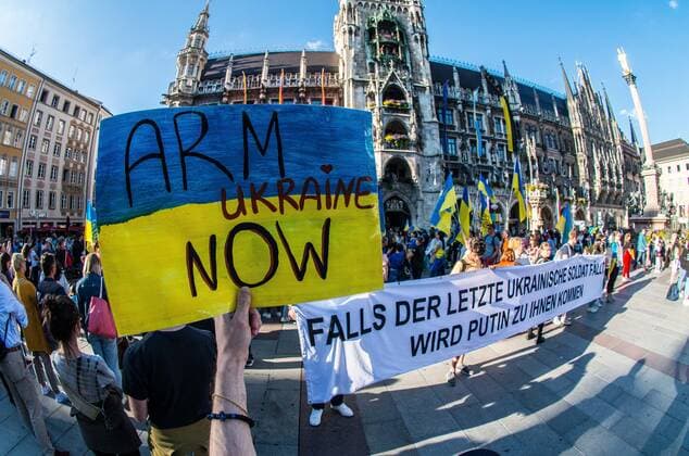 News Bilder des Tages July 8, 2022, Munich, Bavaria, Germany: Now in the fifth month of the full invasion of Ukraine, Ukrainian refugees and immigrants in Munich, Germany demonstrated for decisive action from the German Politik in supporting Ukraine s territorial defense. The demonstrators warned that their country is fighting off the eventual invasion of the rest of Europe with Moldova, Romania, the Baltics, and Poland in the most immediate danger while security experts see fronts n the Arctic and Balkans as possible. Munich Germany - ZUMAb160 20220708_zbp_b160_056 Copyright: xSachellexBabbarx