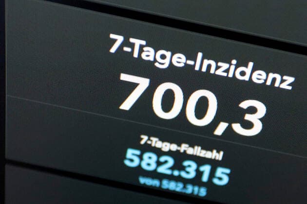 Incidence jumps to just over 700 RKI dashboard, 7 day incidence now at 700.3 7 day incidence, RKI dashboard on a monitor on 09 07 2022 in Siegen Germany
