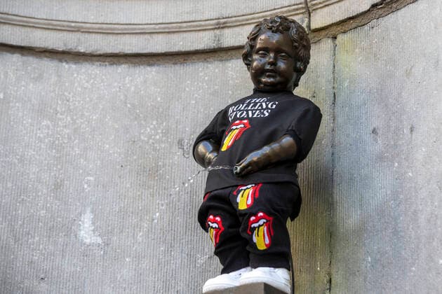 Bilder des Jahres 2022, News 07 Juli News Themen der Woche KW27 News Bilder des Tages Illustration picture shows a ceremony for the presentation of a Rolling Stones costume for the iconic Manneken Pis statue in the city center of Brussels, Saturday 09 July 2022. On Monday 11 July, the Rolling Stones perform in Brussels, as part of their Sixty Tour .  NICOLASxMAETERLINCK 37149395
