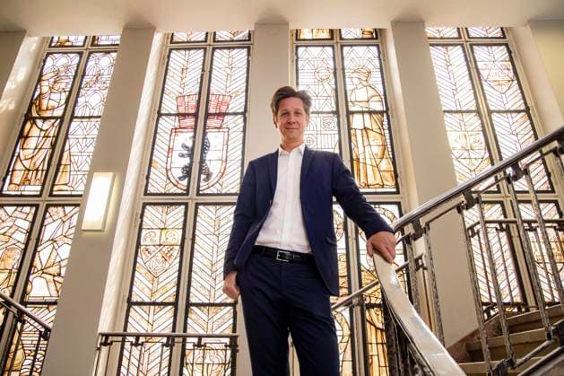 Der Berliner Finanzsenator Daniel Wesener posiert fuer ein Bild auf dem Treppenhaus der Senatsverwaltung fuer Finanzen in Berlin am 16. Juni 2022. Berliner Finanzsenator Daniel Wesener *** Berlin Finance Senator Daniel Wesener poses for a picture on the staircase of the Senate Department for Finance in Berlin on June 16, 2022 Berlin Finance Senator Daniel Wesener