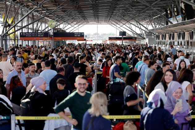IMAGO Nature: Unsere Erde, Umweltprobleme, Überbevölkerung Lange Warteschlagen vor dem Check-In sorgten auch am dritten Ferien-Wochenende für Frust bei vielen Urlaubern. Zur Ferienzeit in Nordrhein-Westfalen herrschte auf den Flughäfen großer Andrang. In Köln-Bonn gab es längere Wartezeiten. Passagiere mussten mehrere Stunden auf Check-In oder vor Sicherheitskontrollen warten. Einige Airlines verspäteten sich, manche Flüge fielen aus. Bereits in den vergangenen Tagen war es zu Flughafen-Chaos auf Airports in NRW gekommen. (Themenbild, Symbolbild) Köln, 08.07.2022 NRW Deutschland *** Long queues before check in also provided on the third vacation weekend for frustration with many holidaymakers At vacation time in North Rhine-Westphalia there was a big rush at the airports In Cologne Bonn the Copyright: xChristophxHardtx