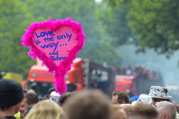 Entertainment Themen der Woche KW27 Entertainment Bilder des Tages 09.07.2022, xlakx, Entertaiment Musik, Rave the Planet emspor, v.l. ein herz mit Aufschrift Loveis the only way ... and Techno Berlin *** 09 07 2022, xlakx, Entertaiment music, Rave the Planet emspor, v l a heart with inscription Loveis the only way and Techno Berlin