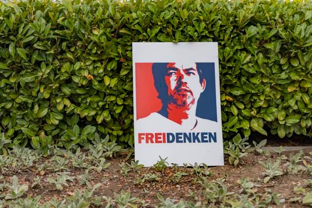 Free Michael - jetzt also auch international verständlich - fordert die Querdenker-Bewegung. Der Querdenken-Gründer Michael Ballweg sitzt seit mehr einer Woche im der Justizvollzugsanstalt Stuttgart-Stammheim. Der Vorwurf gegen den 47jährigen: Geldwäsche und Betrug. Seine Anhänger fordern seine sofortige Freilassung. 09.07.2022: Deutschland, Baden-Württemberg, Stuttgart. *** Free Michael now also internationally understandable demands the transverse thinker movement The transverse thinking founder Michael Ballweg sits for more one week in the correctional facility Stuttgart Stammheim The reproach against the 47jhrige money laundering and fraud Its supporters demand its immediate release 09 07 2022 Germany, Baden-Wuerttem
