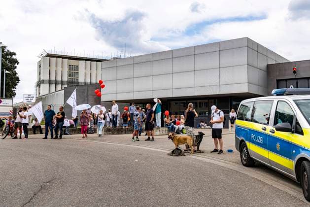 Free Michael - jetzt also auch international verständlich - fordert die Querdenker-Bewegung. Der Querdenken-Gründer Michael Ballweg sitzt seit mehr einer Woche im der Justizvollzugsanstalt Stuttgart-Stammheim. Der Vorwurf gegen den 47jährigen: Geldwäsche und Betrug. Seine Anhänger fordern seine sofortige Freilassung. 09.07.2022: Deutschland, Baden-Württemberg, Stuttgart. *** Free Michael now also internationally understandable demands the transverse thinker movement The transverse thinking founder Michael Ballweg sits for more one week in the correctional facility Stuttgart Stammheim The reproach against the 47jhrige money laundering and fraud Its supporters demand its immediate release 09 07 2022 Germany, Baden-Wuerttem