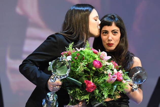 Entertainment Themen der Woche KW27 Entertainment Bilder des Tages U.S. actor and producer Benicio del Toro, not seen, handed over Crystal Globe award for female performance in film A Room of My Own to actresses Taki Mumladze, left, and Mariam Khundadze, center, within the 56th International Film Festival Karlovy Vary (KVIFF), on July 9, 2022, in Karlovy Vary, Czech Republic. (CTKxPhoto KaterinaxSulova) CTKPhotoP2022070905161 