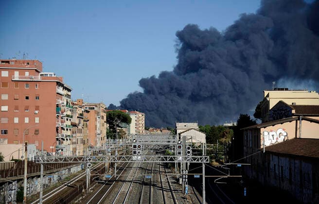 News Themen der Woche KW27 News Bilder des Tages July 9, 2022, ROME, ITALY: The huge column of black smoke caused by a vast fire that broke out in Rome, Italy, 09 July 2022..ANSA FABIO CIMAGLIA ROME ITALY - ZUMAa110 20220709_zaf_a110_016 Copyright: xFabioxCimagliax