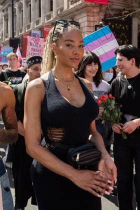 Berühmte Feministinnen, Munroe Bergdorf Trans Pride Protest In London LONDON, UNITED KINGDOM - JULY 09, 2022: Transgender activist Munroe Bergdorf takes part in the fourth Trans Pride protest march for equality on July 09, 2022 in London, England. Protesters demonstrate against the exclusion of trangender people from conversion therapy ban, call for abolition of the equalities watchdog Equalities and Human Rights Commission (EHRC) after a series of damaging interventions on trans rights, and show solidarity with Texan parents of trans children after the governor Greg Abbott compared gender-affirming healthcare to child abuse. London Greater London United Kingdom  Copyright: xWIktorxSzymanowiczx originalFilename: szymanowicz-transpri220709_nprvL.jpg