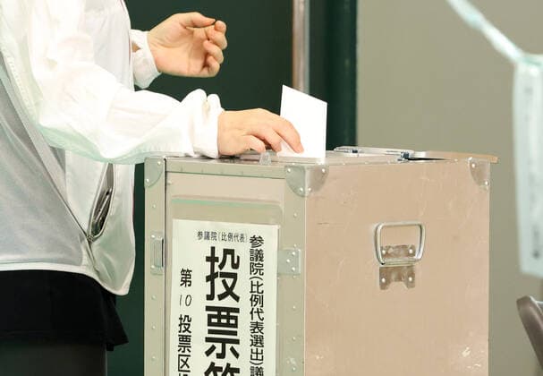 News Bilder des Tages July 10, 2022, Tokyo, Japan - A voter casts a vote for Japan s Upper House election at a polling station in Tokyo on Sunday, July 10, 2022.  , aflo_193110916.jpg,