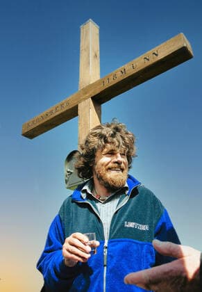 Reinhold Messner auf dem Kronsberg (Einweihung -des aufgeschütten Berges auf 118 Meter ü.N-.N.). - wurde vom EXPO-Bau Abfallerde in Hannover am 20.05.1999 mit eingeweiht. Thema: Expo Weltausstellung erhält größte Seilbahn Nordeuropas -Schirmherr ist Reinhold Messner. *** Reinhold Messner on the Kronsberg inauguration of the heaped up mountain on 118 meters above sea level was inaugurated by the EXPO construction waste earth in Hanover on 20 05 1999 theme Expo world exhibition receives largest cable car in Northern Europe patron is Reinhold Messner