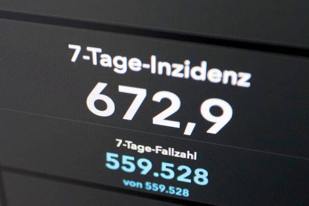 RKI dashboard, 7 day incidence is now 672.9 7 day incidence, RKI dashboard on a monitor on 10 07 2022 in Siegen Germany.